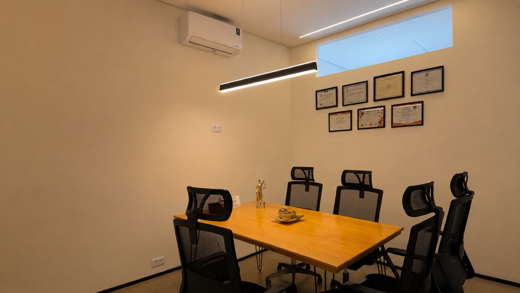 Sala de reunião do escritório de Sérgio Ruiz