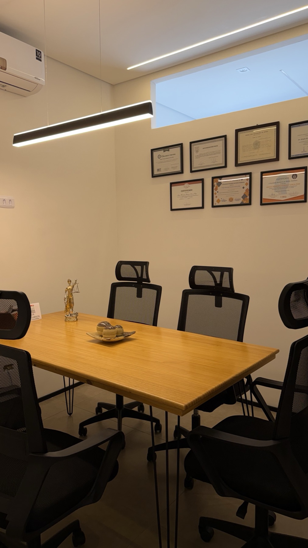 Sala de reunião do escritório de Sérgio Ruiz